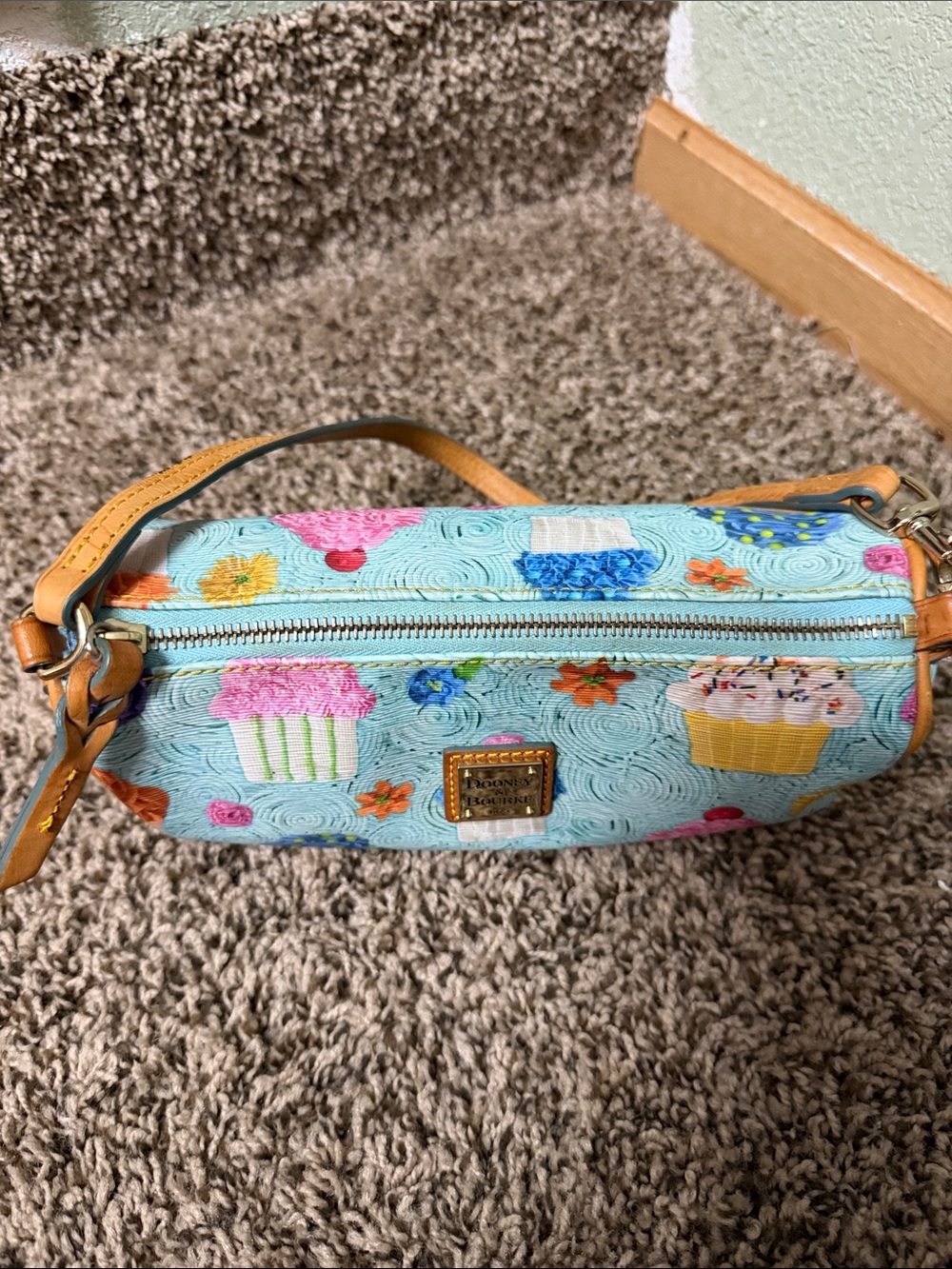 🦆 Dooney & Bourke - Cupcake Barrel Bag - light blue - Picture 3 of 14